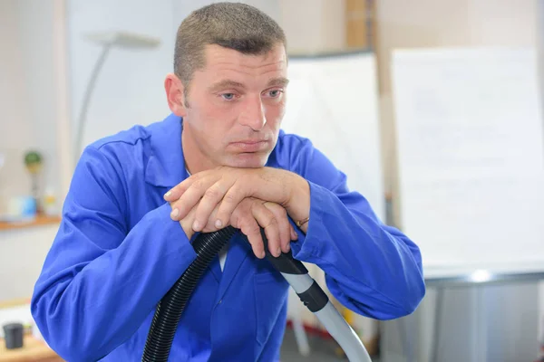 Gelangweilter Mann Stützt Sich Auf Vakuum — Stockfoto