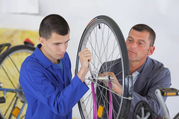 자전거 타이어 어셈블러 — 스톡 사진