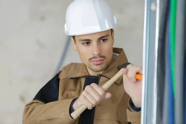 Jungmaurer Mit Meißel Und Hammer Restauriert Gebäude — Stockfoto