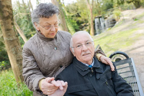 Aktivní Senioři Baví Mimo Podzimním Lese — Stock fotografie