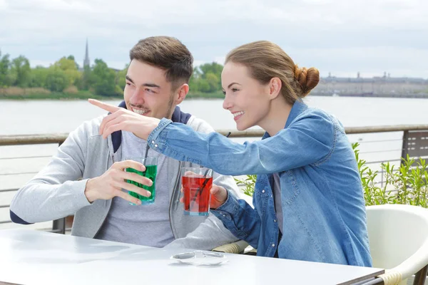 Älskande Par Tar Drink Restaurangen — Stockfoto