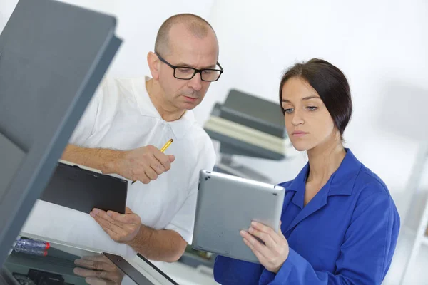 Young Female Technician Holding Tablet Senior Tutor Clipboard — Stock Photo, Image