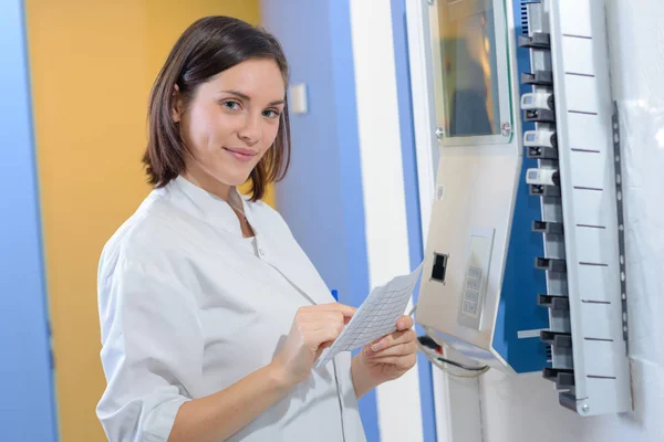 Vrouw Controleren Klokt Station — Stockfoto