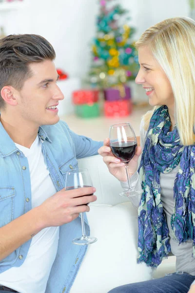 Pareja Feliz Sofá — Foto de Stock