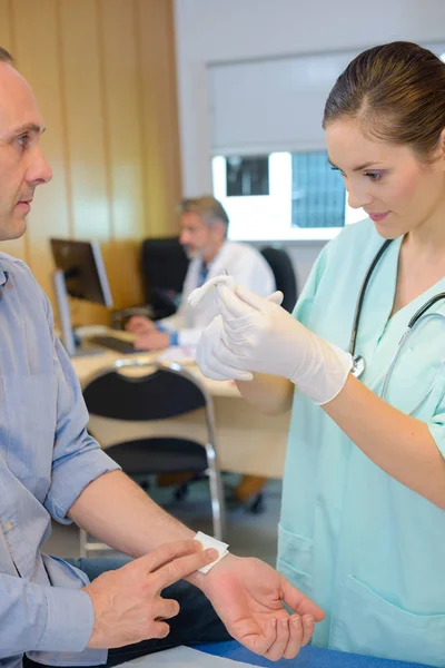 Krankenschwester Setzt Spritze Auf Patientin Für Bluttest Ein — Stockfoto