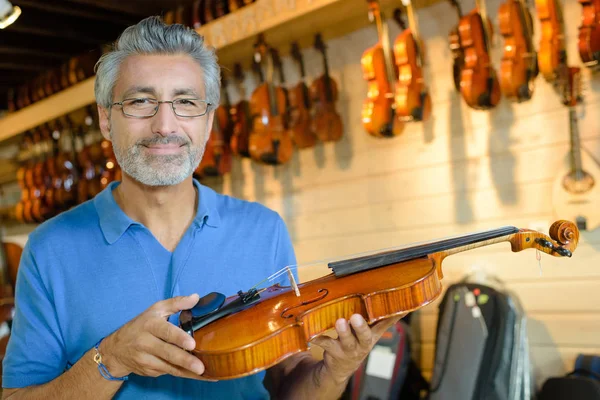Homem Segurando Violino — Fotografia de Stock