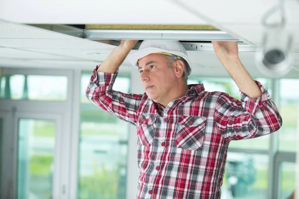 Man Installeren Verlaagde Plafond Huis — Stockfoto