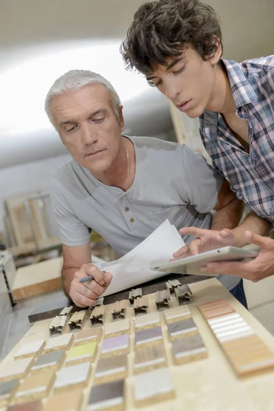 Schreiner Wählt Farbgebung — Stockfoto