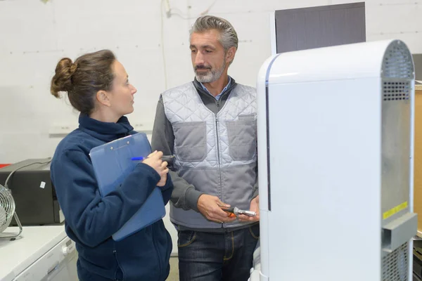 Ingenieur Und Lehrling Arbeiten Maschine Fabrik — Stockfoto