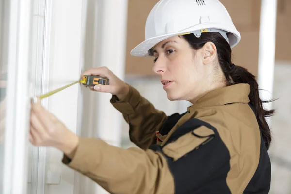 Mujer Trabajador Medir Muebles Con Cinta Métrica — Foto de Stock