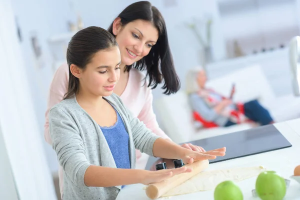 Mutter Bringt Ihrer Tochter Teigwaren Bei — Stockfoto