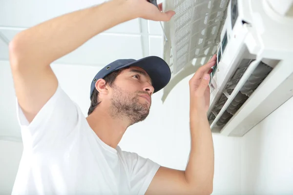 Checking Airconditioning Unit — Stock Photo, Image