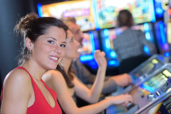 Mutlu Genç Arkadaşlar Slot Makinesidir Birlikte Eğleniyor — Stok fotoğraf