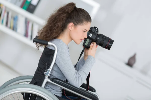 Женщина Инвалидной Коляске Обучение Стать Фотографом — стоковое фото
