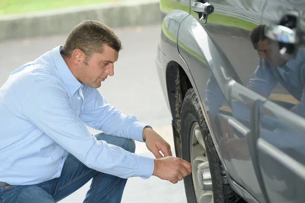Driver Inspecting Tire — Stock Photo, Image