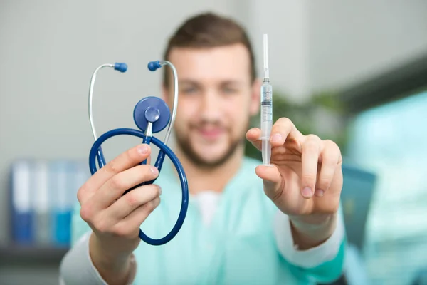 Självsäker Ung Manlig Läkare Med Stetoskop Håller Sprutan — Stockfoto