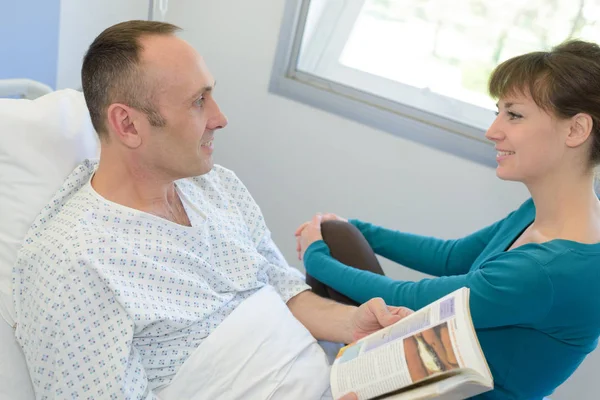 Senior Vrouw Bezoekende Man Het Ziekenhuis — Stockfoto