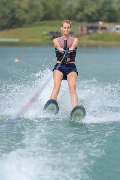 Kvinnan Gör Wakeboard Och Wakeboard — Stockfoto