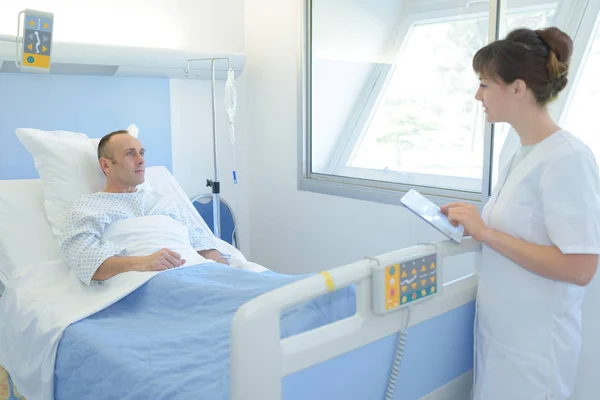Médico Enfermero Que Habla Con Paciente Hospital —  Fotos de Stock