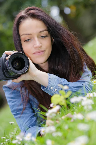 Mujer Fotografiando Flora Fotografía —  Fotos de Stock