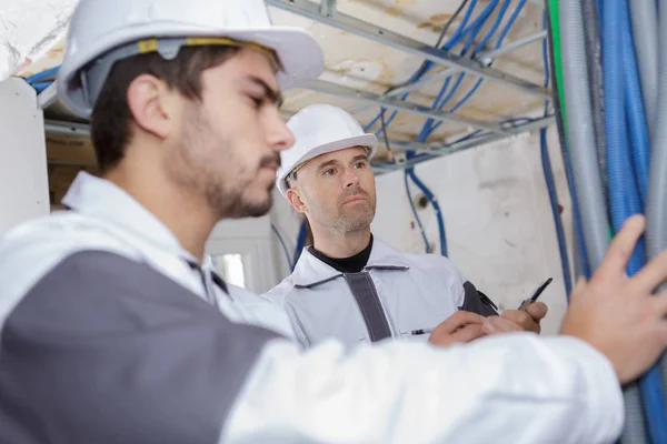 Encontrar Línea Con Potencia Defectuosa — Foto de Stock