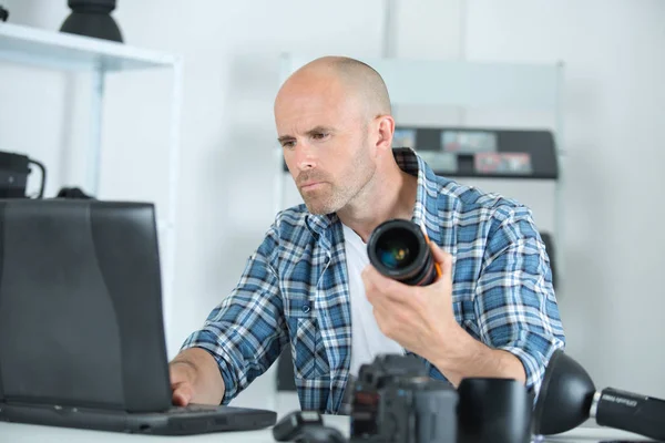 Homem Reparando Dslr Lense Olhando Para Cima Internet Para Ajuda — Fotografia de Stock