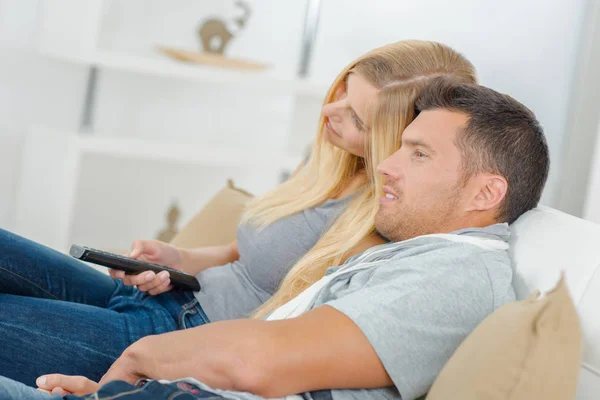 Vue Latérale Couple Sur Canapé Regarder Télévision — Photo