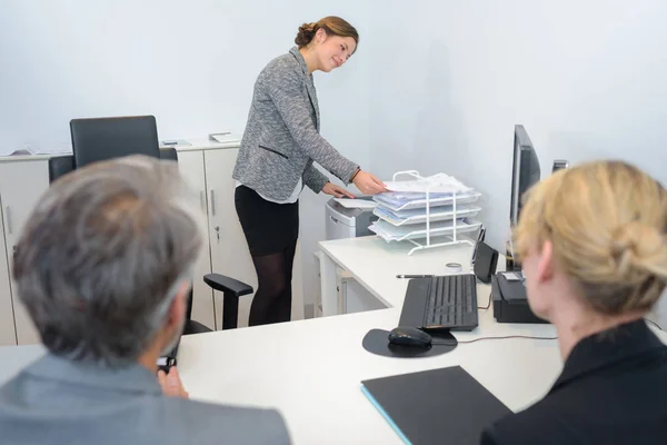 Consultor Financeiro Copiando Contrato Com Clien Casal Escritório — Fotografia de Stock