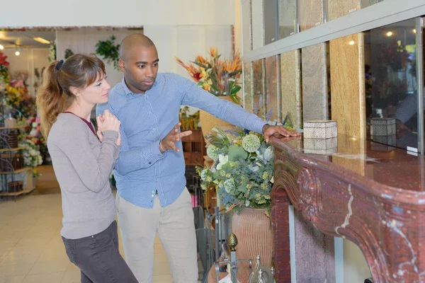 Couple Choosing Kitchen Materials — Stock Photo, Image