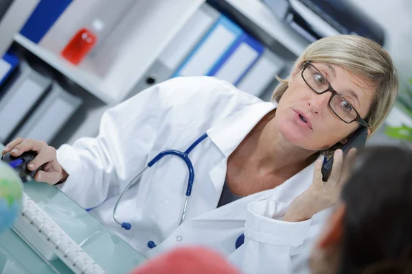 Médico Feminino Confiante Falando Telefone Com Paciente — Fotografia de Stock