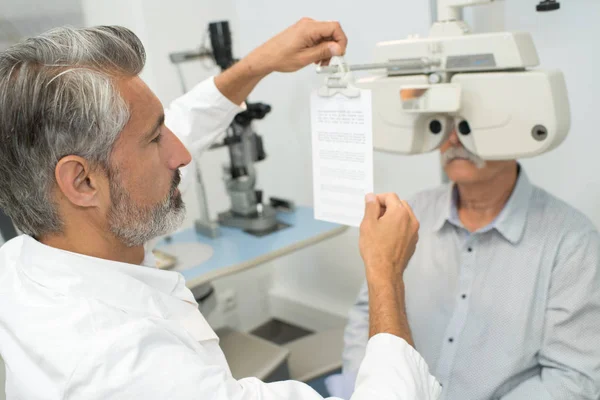 成人男性医生近与眼科设备 — 图库照片