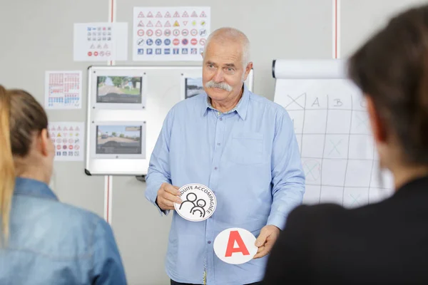 Knappe Senior Rij Instructeur Een Klasse — Stockfoto