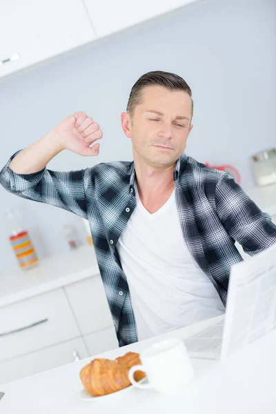 Mannen Vid Frukost Bar Stretching — Stockfoto