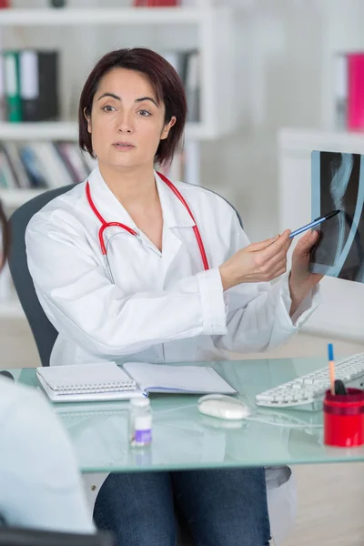 Radiologa Dando Suo Pronostico Suo Paziente — Foto Stock