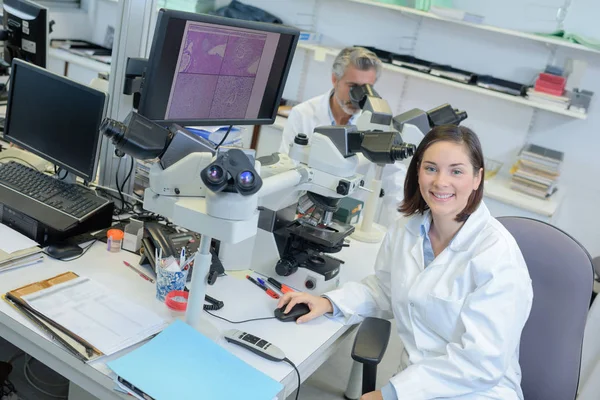 Médico Seu Assistente Laboratório Médico — Fotografia de Stock