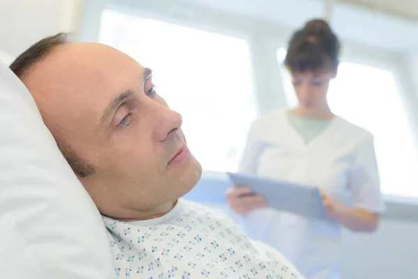 Nahaufnahme Eines Männlichen Patienten Mit Krankenschwester — Stockfoto