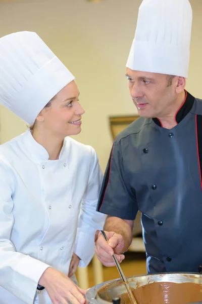 Cuisiniers Préparant Des Pâtisseries Coloré — Photo