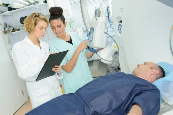 Enfermeras Discutiendo Las Notas Del Paciente —  Fotos de Stock