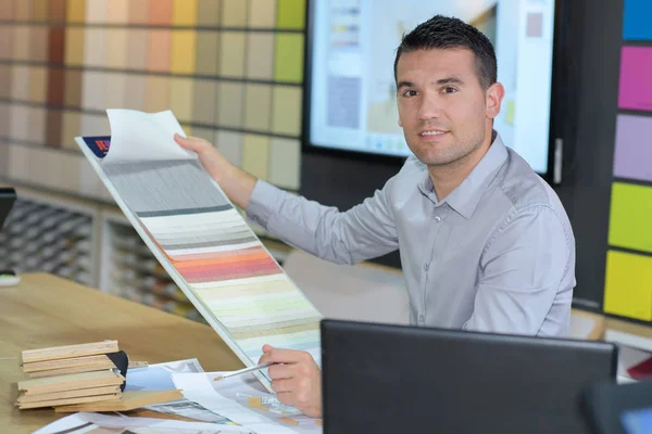 Δημιουργικός Επιχειρηματίας Που Εργάζεται Δείγματα Χρώματος Στο Γραφείο — Φωτογραφία Αρχείου