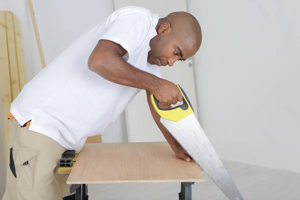 Hombre Cortando Una Madera Contrachapada — Foto de Stock