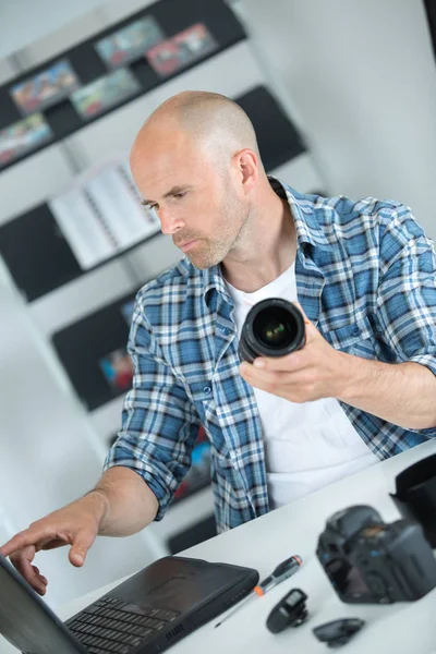 Photographer Checking His Digital Pictures Laptop Agency — Stock Photo, Image