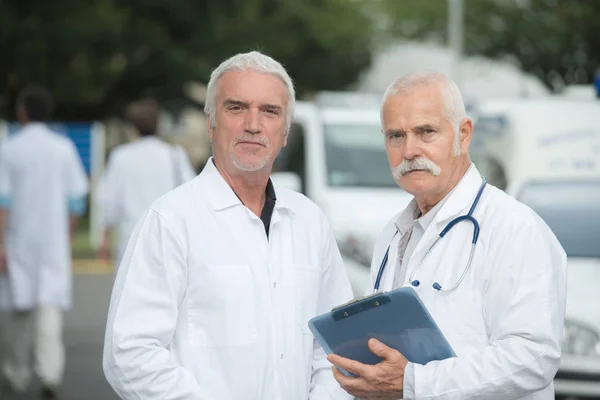 Ärzte Auf Dem Parkplatz — Stockfoto