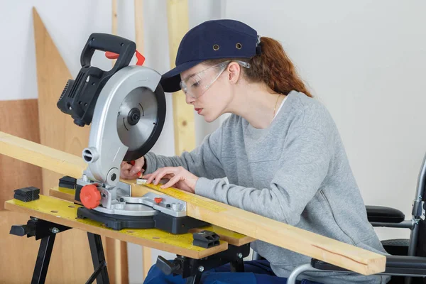 Jovem Carpinteiro Feminino Usando Uma Serra Circular — Fotografia de Stock