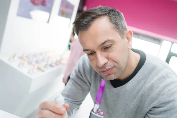 Man Instelling Elektronische Sigaret Voor Een Client — Stockfoto