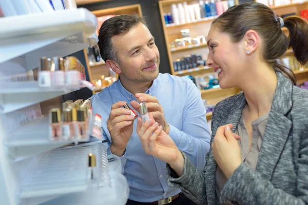 Vendedora Hombre Compras Para Novia — Foto de Stock