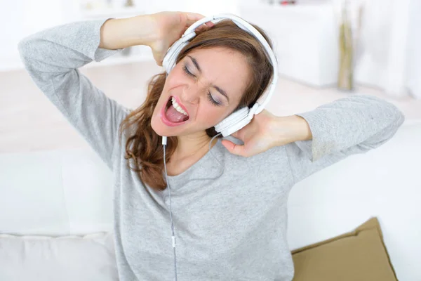 Felice Donna Sorridente Gioiosa Che Ascolta Musica — Foto Stock