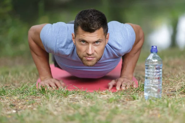 Man Doing Push Ups — Stock Photo, Image