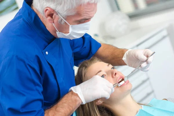 Οδοντίατρος Που Θεραπεύει Ασθενή Γυναίκα — Φωτογραφία Αρχείου
