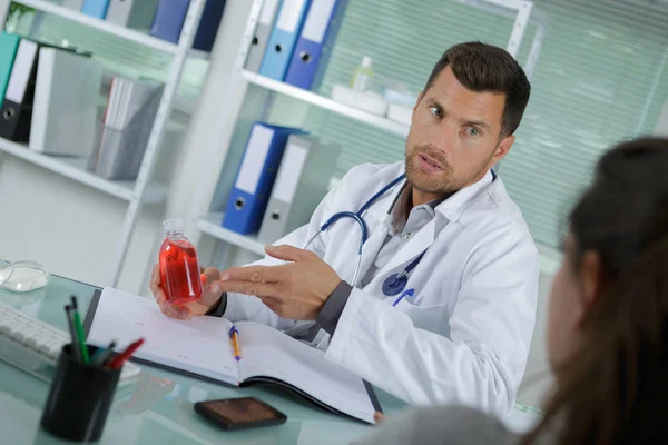 Läkare Diskutera Medicinering Och Läkare — Stockfoto