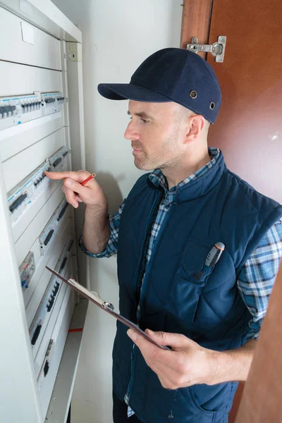 Junger Elektriker Misst Spannung Sicherungsplatine — Stockfoto